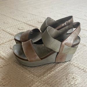 size 8 OTBT wedge sandals